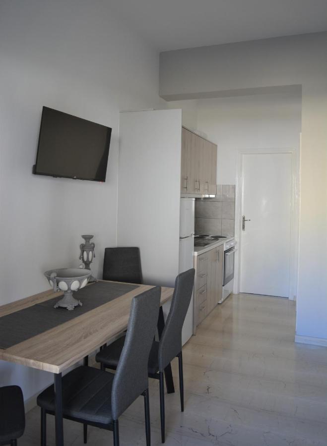 Anezinas Place Appartement Perissa  Buitenkant foto